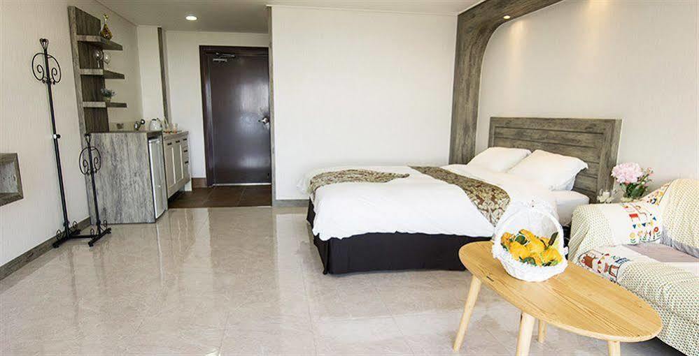 Famille Spa Resort Seogwipo Extérieur photo